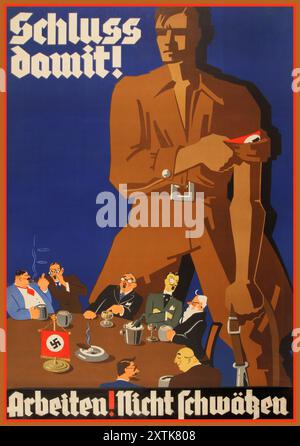 MANIFESTO PROPAGANDISTICO DEGLI ANNI '1930 DELL'ERA NAZISTA MOTIVANDO IL PUBBLICO A LAVORARE SCHLUSS DAMA! Arbeiten! Nicht Schwaetzen! 'Basta! Lavora! Non chiacchierare!" Il poster del 1934 mostra un uomo oversize che indossa la camicia, i jodhpurs e la fascia da braccio di un'uniforme nazista dello Sturmabteilung (SA) che si prepara a confrontarsi con un gruppo di uomini benestanti a un tavolo decorato con uno stendardo nazista. Si sta rimboccando le maniche e si sta preparando al lavoro, mentre gli uomini stanno parlando tranquillamente al tavolo invece di lavorare. Propaganda nazista contro il capitalismo Foto Stock