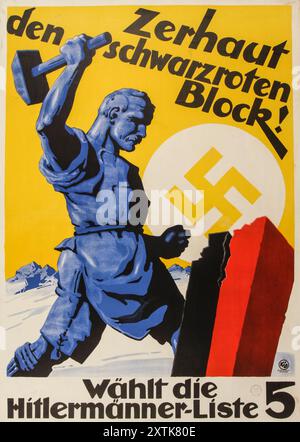 Zerhaut den schwarzroten Block! «Tritare il blocco nero e rosso in due!» 1924-1933 March Geography Publication: Munich (Germany) PRO-NAZI ELECTION POSTER OF A MAN SMASHING A RED AND BLACK BLOCK Political poster pubblicato da Hermann Esser e stampato a Monaco, Germania, promuovendo i candidati del partito nazista per le elezioni nazionali tenutesi tra il 1924 e il 1933. Il poster presenta un'immagine di un commerciante che rompe un blocco nero e rosso (governo precedente) con un martello, mentre una svastica luccicante all'interno di un cerchio simile al sole si libra all'orizzonte. Foto Stock