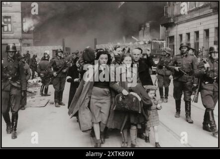 RIVOLTA DEL GHETTO DI VARSAVIA gli ebrei catturati durante la repressione della rivolta del ghetto di Varsavia sono marciati verso la Umschlagplatz per la deportazione. Comandante tedesco responsabile della pulizia del ghetto di Varsavia, Polonia. Questo rapporto STROOP, sotto forma di un libro rilegato in pelle, è stato presentato come prova dal procuratore statunitense, il maggiore Frank Walsh, al processo del tribunale internazionale di Norimberga, in Germania." Data 1943 19 aprile - 1943 16 maggio Varsavia, Polonia Foto Stock