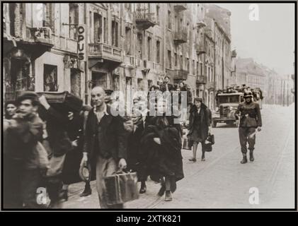 RIVOLTA DEL GHETTO DI VARSAVIA gli ebrei della seconda guerra mondiale catturati dalle SS durante la soppressione della marcia insurrezionale del ghetto di Varsavia e guidati in camion verso la Umschlagplatz per la deportazione a morte quasi certa nei campi di concentramento nazisti. Data 1943 aprile 19 - 1943 maggio 16 Varsavia, Polonia il rapporto Stroop è un album preparato dal maggiore generale delle SS Juergen Stroop, comandante delle forze tedesche che hanno liquidato il ghetto di Varsavia, per documentare la repressione della rivolta del ghetto nella primavera del 1943. Commissionato da Friedrich Wilhelm Krueger, superiore SS e capo della polizia a Cracovia. Foto Stock