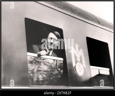 Adolf Hitler guarda fuori dalla finestra di una carrozza ferroviaria durante un viaggio intorno alla Germania nazista. Propaganda foto elettorale per promuovere AdolfHitler e il Partito nazista Germania fotografo Heinrich Hoffmann/Studio di H. Hoffmann 1935 maggio 25 Adolf Hitler: Immagini dalla vita del leader - sigarette/immagine promozione Card Foto Stock