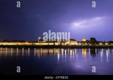 Osijek, Croazia. 15 agosto 2024. Un fulmine colpisce mentre un temporale passa sopra la città vecchia di Tvrdja a Osijek, Croazia, il 15 agosto 2024. Foto: Borna Jaksic/PIXSELL credito: Pixsell/Alamy Live News Foto Stock