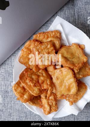 Tempe Mendoan - Tempeh fritto, un delizioso spuntino dall'Indonesia Foto Stock