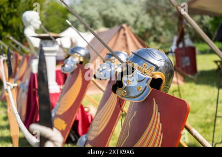 Antichi elmetti legionari romani su scudi legionari rossi Foto Stock