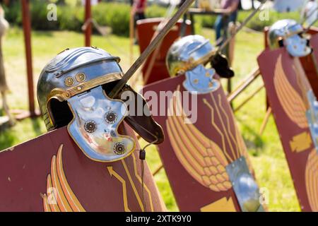 Antichi elmetti legionari romani su scudi legionari rossi Foto Stock