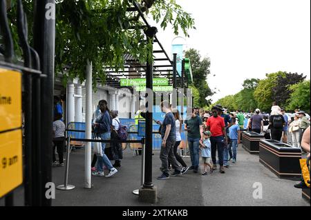 L'ultimo pezzo, della serie di animali di Banksy, è stato presentato all'inizio di martedì 13 agosto al mattino, allo Zoo di Londra , raffigura un gorilla che solleva un cancello mentre vari animali, tra cui un leone marino e un trio di occhi curiosi, sono visti sullo sfondo . Ha attirato un sacco di visitatori e di attenzione da parte dei media . I passanti di sono stati deliziati da una nuova aggiunta a sorpresa . Foto Stock