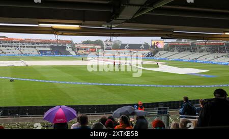 Birmingham, Regno Unito. 15 agosto 2024. Le copertine sono indossate quando la pioggia si ferma con 70 palline del primo inning giocate durante il Hundred Women match tra Birmingham Phoenix Women e Manchester Originals Women all'Edgbaston Cricket Ground, Birmingham, Inghilterra, il 15 agosto 2024. Foto di Stuart Leggett. Solo per uso editoriale, licenza richiesta per uso commerciale. Non utilizzare in scommesse, giochi o pubblicazioni di singoli club/campionato/giocatori. Crediti: UK Sports Pics Ltd/Alamy Live News Foto Stock