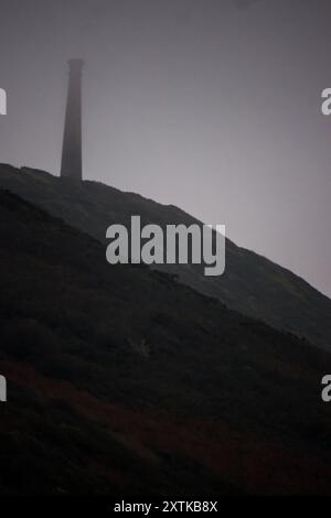 Pen Dinas, a sud di Aberystwyth in Galles, con il monumento sulla sua sommità che scompare nella nebbia Foto Stock