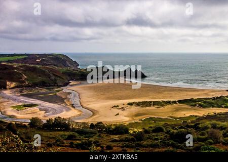Baia di tre scogliere nel Galles meridionale in un giorno d'autunno coperto. Foto Stock