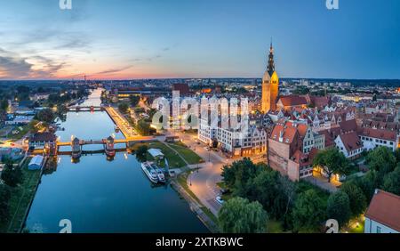 Elblag, Polonia. Vista aerea del centro storico della città. Città vecchia con la cattedrale di San Nicola al tramonto Foto Stock