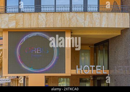 Paracin, Serbia - 6 ottobre 2023: Mostra Orbis Design Sign Hotel and Spa nel centro della città. Foto Stock