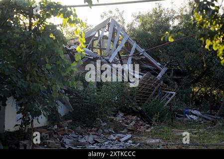 KAMIANKA, UCRAINA - 14 AGOSTO 2024 - Una casa danneggiata dai bombardamenti russi si trova nel villaggio di Kamianka, regione di Charkiv, che è stata distrutta dalle truppe russe durante la sua occupazione. Foto Stock