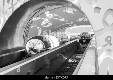 Interni moderni e ascensori al Museum of the Future. Ascensori moderni a forma di capsula nel Museum of the Future di Dubai Emirati Arabi Uniti-28 gennaio 2024-foto di viaggio, e Foto Stock