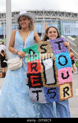 Londra, Regno Unito 15 agosto 2024. L'emozione si è sviluppata su Wembley Way quando i fan sono arrivati per la prima notte del ritorno di Taylor Swift a Londra, durante l'ultima tappa del suo tour. Persone arrivarono da tutto il mondo compresi quelli che si sono persi quando i concerti di Vienna sono stati cancellati a causa di un allarme terroristico . Credito : Monica Wells/Alamy Live News Foto Stock