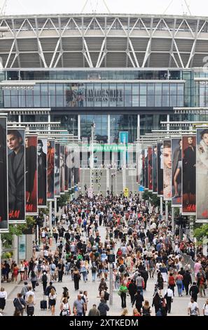 Londra, Regno Unito 15 agosto 2024. L'emozione si è sviluppata su Wembley Way quando i fan sono arrivati per la prima notte del ritorno di Taylor Swift a Londra, durante l'ultima tappa del suo tour. Persone arrivarono da tutto il mondo compresi quelli che si sono persi quando i concerti di Vienna sono stati cancellati a causa di un allarme terroristico . Credito : Monica Wells/Alamy Live News Foto Stock