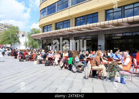 Persone sedute fuori dal Flagey Building al Cafe belga di Bruxelles, Belgio Foto Stock