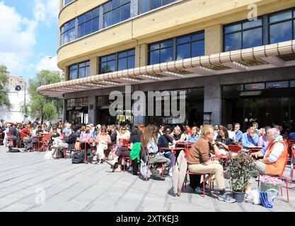 Persone sedute fuori dal Flagey Building al Cafe belga di Bruxelles, Belgio Foto Stock