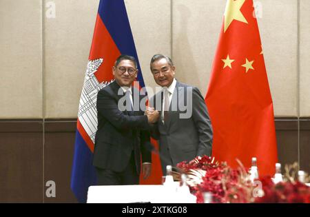 Bangkok, Thailandia. 15 agosto 2024. Il ministro degli Esteri cinese Wang Yi, anche membro dell'Ufficio politico del Comitato centrale del Partito Comunista Cinese (CPC), incontra il vice primo ministro cambogiano e ministro degli Esteri Sok Chenda Sophea a Chiang mai, Thailandia, 15 agosto 2024. Crediti: Sun Weitong/Xinhua/Alamy Live News Foto Stock