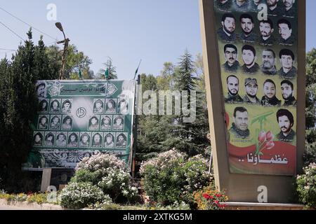 Marjayoun, Libano. 14 agosto 2024. Due cartelloni con soldati Hezbollah uccisi da conflitti precedenti sono esposti a Nabatieh, nel sud del Libano. (Foto di Vasily Krestyaninov/SOPA Images/Sipa USA) credito: SIPA USA/Alamy Live News Foto Stock