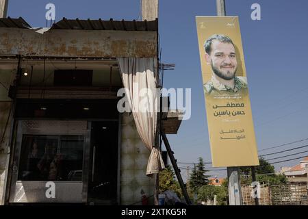 Marjayoun, Libano. 14 agosto 2024. Un poster di Mustafa Hassan Fawaz, un soldato di Hezbollah ucciso in scontri con l'esercito israeliano il 6 luglio 2024 è in mostra a Nabatieh, nel Libano meridionale. (Foto di Vasily Krestyaninov/SOPA Images/Sipa USA) credito: SIPA USA/Alamy Live News Foto Stock