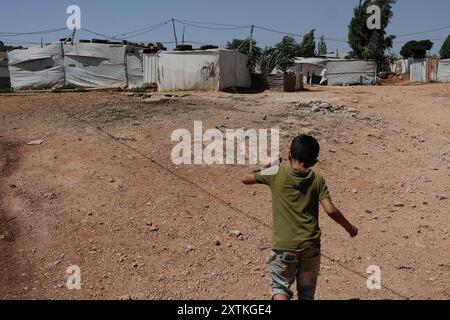 Marjayoun, Libano. 14 agosto 2024. Un bambino visto correre in un campo profughi per siriani a Karm El Khokh, nel sud del Libano. (Credit Image: © Vasily Krestyaninov/SOPA Images via ZUMA Press Wire) SOLO PER USO EDITORIALE! Non per USO commerciale! Foto Stock