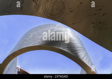 Una scultura chiamata Wandering the Inqensurable, di Gayle Hermick raffigura le più importanti scoperte di fisica, nel corso della storia. CERN, Svizzera. Foto Stock