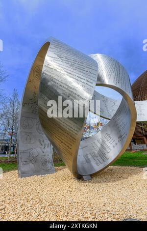 Una scultura chiamata Wandering the Inqensurable, di Gayle Hermick raffigura le più importanti scoperte di fisica, nel corso della storia. CERN, Svizzera. Foto Stock