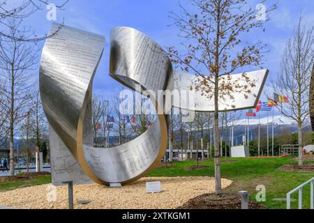 Una scultura chiamata Wandering the Inqensurable, di Gayle Hermick raffigura le più importanti scoperte di fisica, nel corso della storia. CERN, Svizzera. Foto Stock