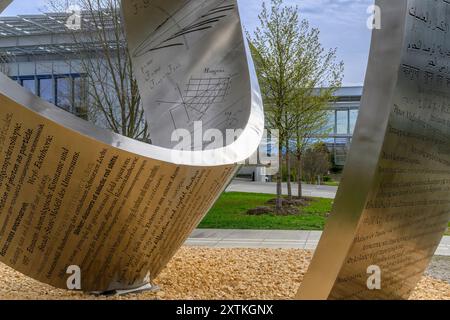 Una scultura chiamata Wandering the Inqensurable, di Gayle Hermick raffigura le più importanti scoperte di fisica, nel corso della storia. CERN, Svizzera. Foto Stock