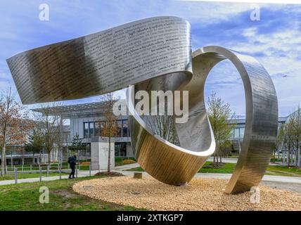 Una scultura chiamata Wandering the Inqensurable, di Gayle Hermick raffigura le più importanti scoperte di fisica, nel corso della storia. CERN, Svizzera. Foto Stock