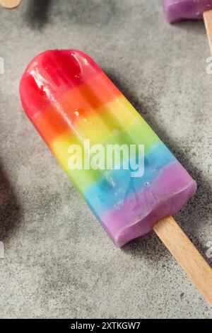 Dolci papaveri arcobaleno estivi con diversi sapori di frutta, disposti su sfondo grigio Foto Stock