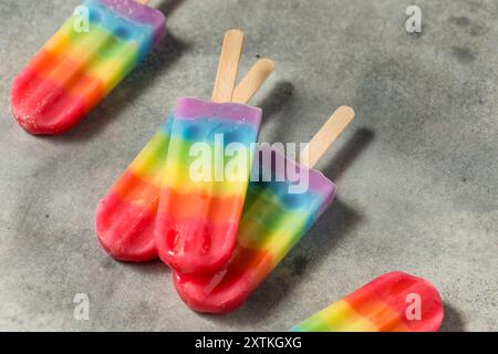 Dolci papaveri arcobaleno estivi con diversi sapori di frutta, disposti su sfondo grigio Foto Stock