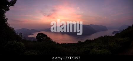 Panorama al tramonto sul Lago d'Iseo a Lombary, Italia d'estate Foto Stock