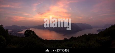 Vista panoramica sul Lago d'Iseo a Lombary, Italia d'estate Foto Stock