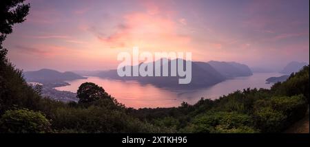 Panorama al tramonto sul Lago d'Iseo a Lombary, Italia d'estate Foto Stock