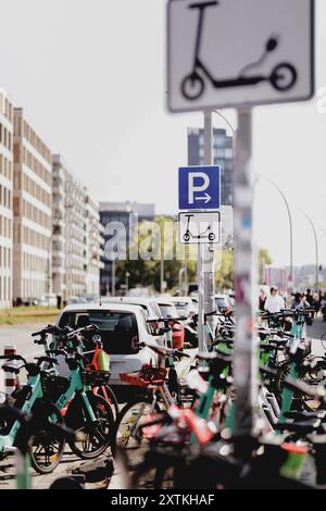 Berlino, Germania. 15 agosto 2024. Un cartello indica un parcheggio per e-scooter a Berlino, 15 agosto 2024. Credito: dpa/Alamy Live News Foto Stock