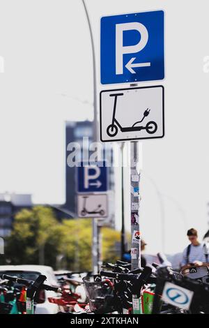 Berlino, Germania. 15 agosto 2024. Un cartello indica un parcheggio per e-scooter a Berlino, 15 agosto 2024. Credito: dpa/Alamy Live News Foto Stock