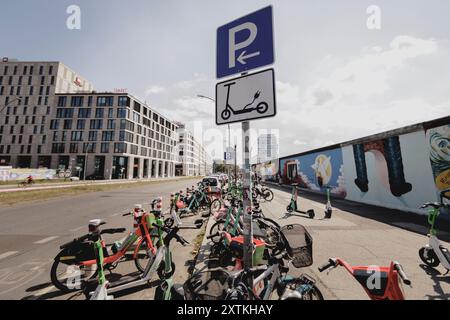 Berlino, Germania. 15 agosto 2024. Un cartello indica un parcheggio per e-scooter a Berlino, 15 agosto 2024. Credito: dpa/Alamy Live News Foto Stock