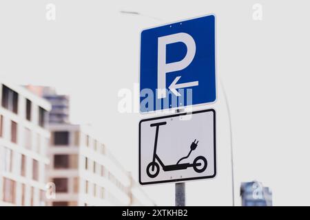 Berlino, Germania. 15 agosto 2024. Un cartello indica un parcheggio per e-scooter a Berlino, 15 agosto 2024. Credito: dpa/Alamy Live News Foto Stock