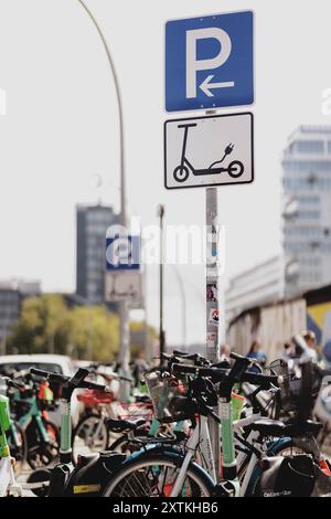 Berlino, Germania. 15 agosto 2024. Un cartello indica un parcheggio per e-scooter a Berlino, 15 agosto 2024. Credito: dpa/Alamy Live News Foto Stock