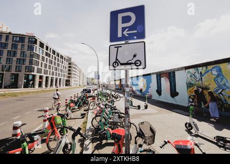 Berlino, Germania. 15 agosto 2024. Un cartello indica un parcheggio per e-scooter a Berlino, 15 agosto 2024. Credito: dpa/Alamy Live News Foto Stock