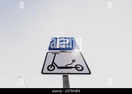 Berlino, Germania. 15 agosto 2024. Un cartello indica un parcheggio per e-scooter a Berlino, 15 agosto 2024. Credito: dpa/Alamy Live News Foto Stock