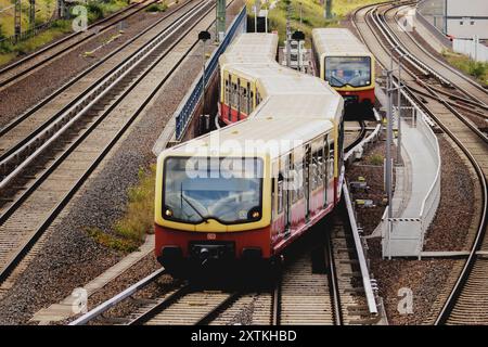 Berlino, Germania. 15 agosto 2024. Traffico S-Bahn nel quartiere Friedrichshain di Berlino, 15 agosto 2024. Credito: dpa/Alamy Live News Foto Stock