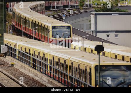 Berlino, Germania. 15 agosto 2024. Traffico S-Bahn nel quartiere Friedrichshain di Berlino, 15 agosto 2024. Credito: dpa/Alamy Live News Foto Stock