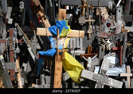 Siauliai, Lituania - 22 luglio 2024: Collina delle croci (Kryziu kalnas). La Collina delle Croci è un importante sito di pellegrinaggio cattolico in Lituania. Foto Stock