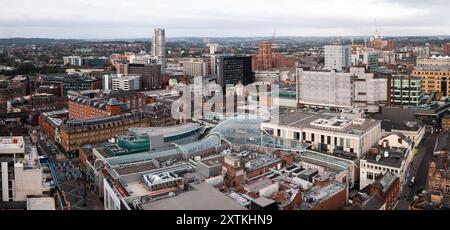 LEEDS, REGNO UNITO - 10 AGOSTO 2024. . Una vista aerea del tetto di vetro del Trinity Shopping Mall di Leeds costruito in modo simpatico attorno all'architettura più antica Foto Stock