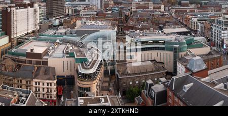 LEEDS, REGNO UNITO - 10 AGOSTO 2024. . Una vista aerea del tetto di vetro del Trinity Shopping Mall di Leeds costruito in modo simpatico attorno all'architettura più antica Foto Stock