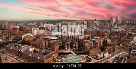 LEEDS, REGNO UNITO - 10 AGOSTO 2024. Una vista panoramica aerea dello skyline della città di Leeds con il Brewery Wharf e il centro della città con una spettacolare alba Foto Stock