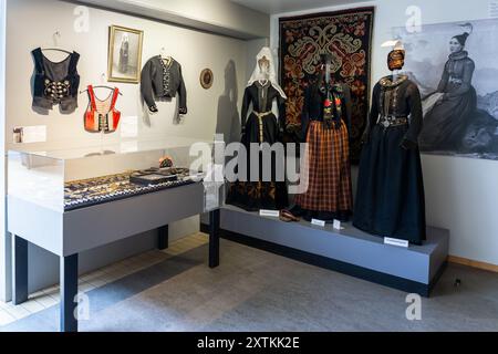 Skogar, Islanda, 16.05.2022. Vista interna del Museo Skogar, sala espositiva con vecchi costumi e vestiti nazionali. Foto Stock