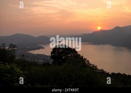 Tramonto estivo a Iseo, Lombardia Foto Stock